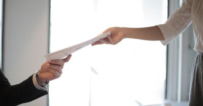 Bias y fairness en IA: el experimento de las dos solicitudes